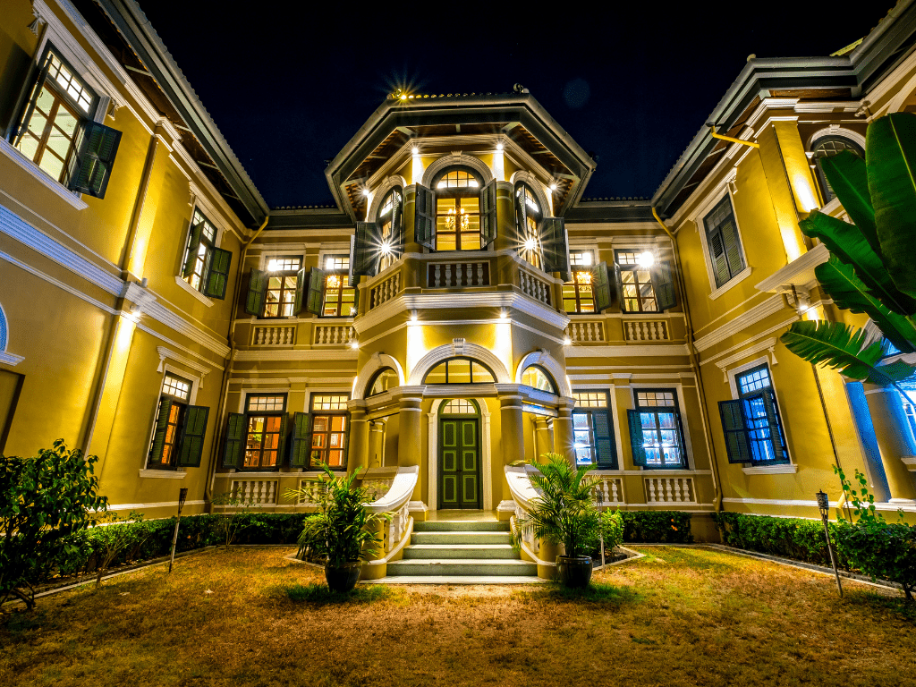 intrare fatada a unui hotel sau pensiune decorata cu elemente arhitecturale ornamentale
